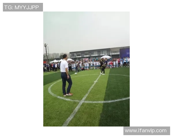 在城市的高空舞台上追逐梦想的足球明星故事